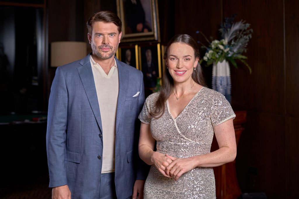 Charlie Weber, Elizabeth Henstridge in Mystery Island: House Rules. Photo: Hallmark Media/Photographer: Alberto German (2025)