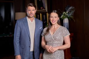 Charlie Weber, Elizabeth Henstridge in Mystery Island: House Rules. Photo: Hallmark Media/Photographer: Alberto German (2025)