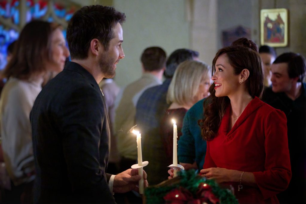 On an unexpected layover in mid-December, Annie Lane and Dave Weeks meet as strangers. It’s love at first sight, and they end up having a magical night, but when they fail to exchange numbers, Annie and Dave have no easy way to track the other one down. The only clues they have are those shared about plans for the upcoming holiday season, and the two embark on separate quests to find one another. Photo: Niall Matter, Autumn Reeser Credit: Hallmark Media/Photographer: Christos Kalohoridis