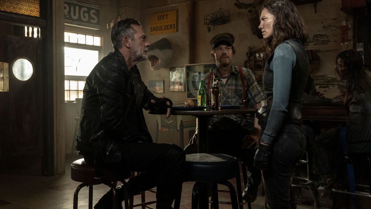 Lauren Cohan as Maggie, Jeffrey Dean Morgan as Negan, Jimmi Simpson as Dillard - The Walking Dead: Dead City _ Season 3, Episode 1 - Photo Credit: Robert Clark/AMC