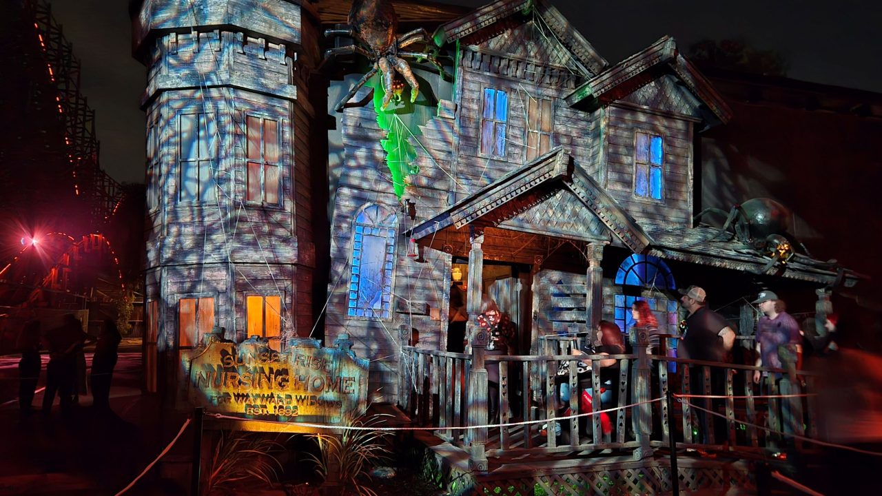 Exterior of the Widows maze at Knott's Scary Farm 2026. Photo: Sarabeth Pollock