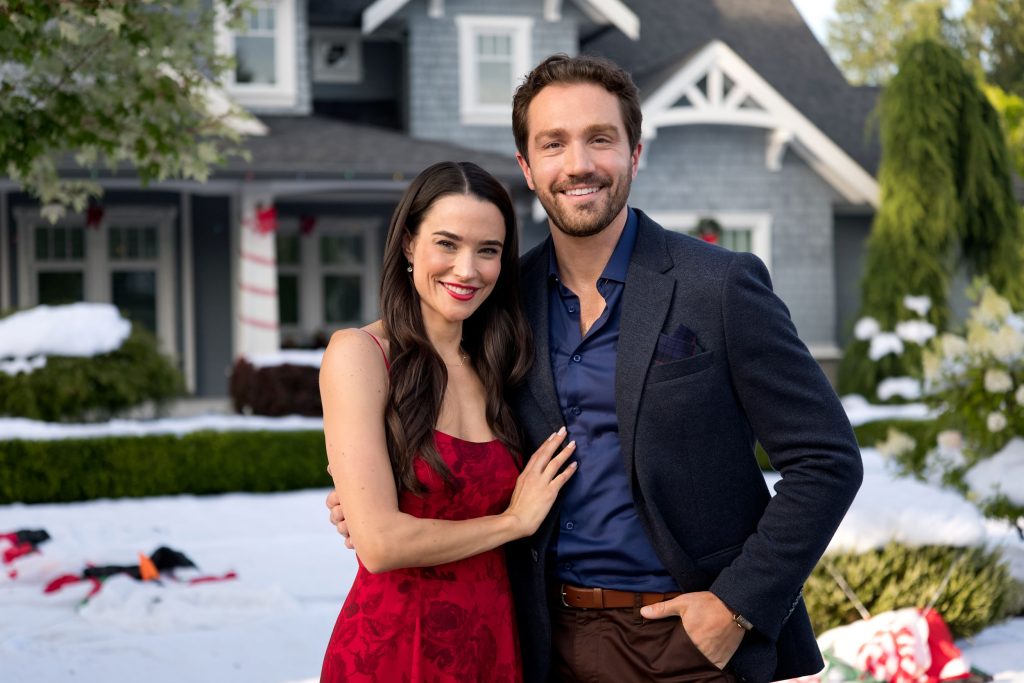 Rhiannon Fish and Jake Foy in Who's Coming for Christmas? Photo: Hallmark Media